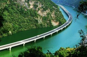 В Китае построили мост не через реку, а вдоль реки