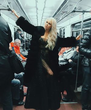 «Рискованно»: Погребняк спустилась в метро в «нагом» платье – СМИ
