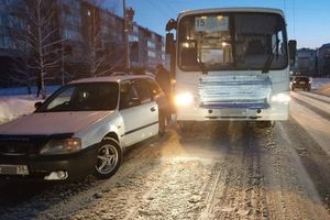 В Ангарске таксист подставил свой автомобиль под автобус, чтобы спасти мальчика зажатого в дверях