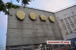Советские ордена на здании Черноморского завода в Николаеве завесили тряпками