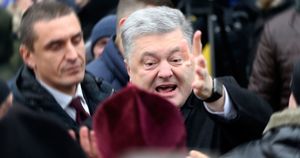 Порошенко бьётся в истерике: Президент Украины ударил белым шаром человека по голове, но потом получил ответку (ВИДЕО)