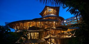 Девушка бросила работу, уехала на Бали и построила там обалденный дом из бамбука