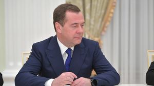 "Медведев проговорился о настоящей цели вакцинации": Фразу зампреда продолжают цитировать