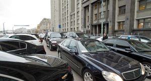 Жители России желают пересадить чиновников на отечественные автомобили