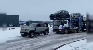 На видео показали, как новый Land Rover Defender буксирует тяжелый автовоз по льду