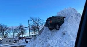 Внедорожник Jeep Grand Cherokee, торчащий из кучи снега, взбудоражил интернет