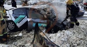Водитель снегоуборщика потушил горящий автомобиль снегом в Петербурге