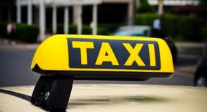 Машины такси простаивают половину времени — эксперты предложили ограничить их количество