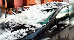 Упал снег на крышу авто. Кто должен возмещать ущерб?
