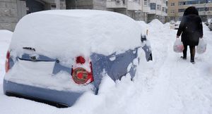 Опасно ли держать автомобиль под снегом