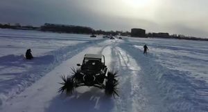Американские блогеры прокатились по льду на железных шипах вместо колес