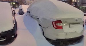 Как правильно очистить автомобиль от снега