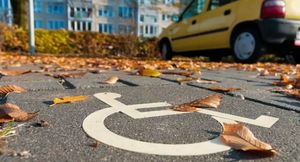 Инвалиды оформят право на парковку по всей России