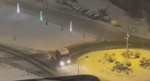 Пользователей Сети насмешил водитель, радующийся первому снегу
