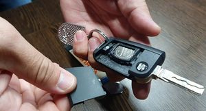 Как часто следует проводить замену батарейки в ключе автомобиля