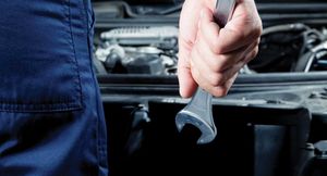 Зачем водители возят гаечные ключи в двери автомобиля