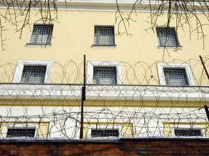 Заключенных замучали гимном России