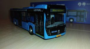 Масштабная модель автобуса НЕФАЗ-5299 открывается и светится