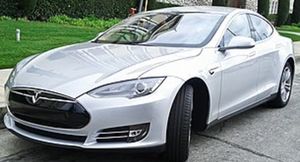 Эксперт показал, как можно обмануть автопилот Tesla при помощи изоленты