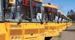 Путин обязал регионы к 2024 году обновить парк школьных автобусов