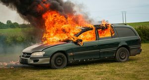 Блогеры проверили, может ли от жары в машине взорваться огнетушитель