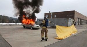 Компания Bridgehill представила специальное одеяло для тушения пожара в авто
