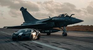 Bugatti устроила гонку на Chiron Sport против истребителя