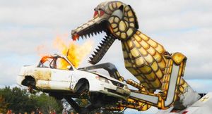Гигантский механический динозавр разодрал автомобиль в клочья