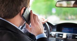 Разговор по телефону за рулем — угроза безопасности
