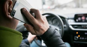 ГИБДД будет проводить надзор с фиксацией разговоров по телефону за рулем