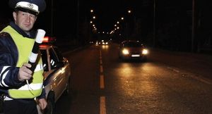 Инспектор ГИБДД остановил ночью на трассе, без освещения: имеет ли право?