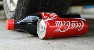 Нестандартное применение кока-колы в машине