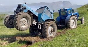 Трактористы устроили состязание по перетягиванию каната тракторов МТЗ-82 и Т-40