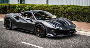 Черный суперкар Ferrari F8 Tributo с динамичным дизайном получил комплект эффектных колёс