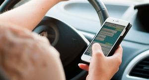 В Москве посчитали количество штрафов за использование телефона за рулем