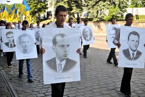 В Киеве требуют прописать в Конституции обязательное изучение Бандеры и Шухевича