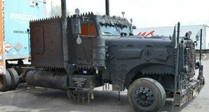 Грузовик апокалипсиса: в Сети показали необычное транспортное средство