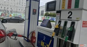 Впервые в России подешевел бензин
