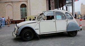 На ралли «Ночная Москва» катались на ретро-автомобилях: маленький Citroën 2CV Deux не остался незамеченным
