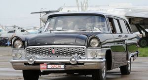 «Волгодонская АЭС-Сервис» покупает раритетный лимузин ГАЗ-13 «Чайка» за миллионы рублей