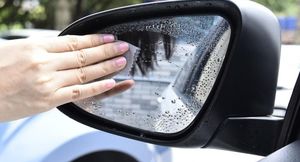 ТОП-4 простых способов защиты зеркал автомобиля от грязи и воды