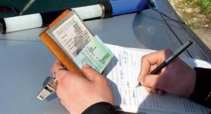 Обязан ли водитель предъявлять документы сотрудникам полиции не являющимся инспектором ГИБДД?
