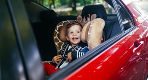 Не нарушая ПДД: Как безопасно рассадить детей в машине