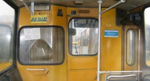 Почему у Икаруса есть горб на заднем стекле кабины водителя, а у других автобусов его нет?