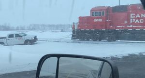 В непогоду лучше по рельсам…В Канаде поезд вытащил застрявший в снегу пикап