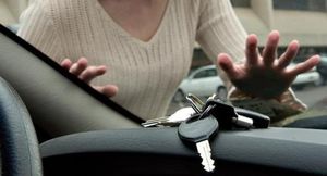 Что делать, если вы забыли ключи в салоне автомобиля?