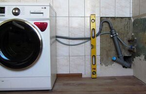 Не подключайте слив стиральной машины через манжету, если не хотите затопить соседей снизу. Правильное, безопасное подключение