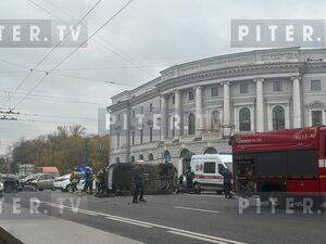Хаос на главном перекрёстке Петербурга: Audi на красный устроил цепную аварию