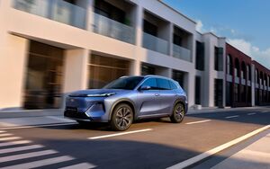 Geely раскрыла оснащение нового гибридного кроссовера EX5 EM-i для России