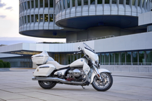 Мотоцикл BMW R 18 с автографом Папы Льва XIV стал самым дорогим в мире